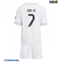 Camisa de Futebol Real Madrid Vinicius Junior #7 Equipamento Principal Infantil 2025-26 Manga Curta (+ Calças curtas)